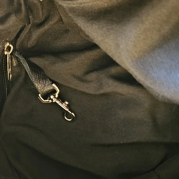 Elegant Black Leather Handbag - Picture 4 of 8